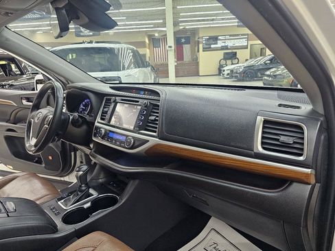 Used 2019 Toyota Highlander Limited Platinum FWD image 23