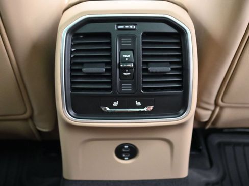 Used 2026 Porsche Macan AWD/4WD image 8