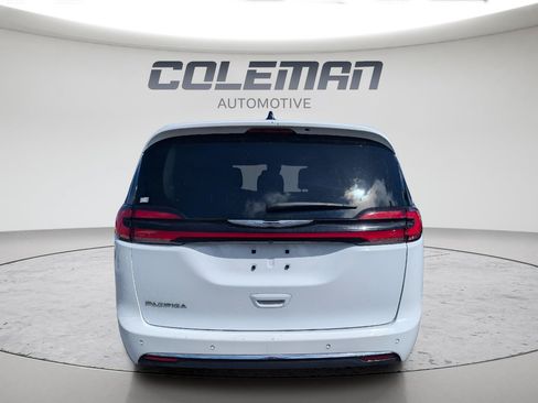 Used 2023 Chrysler Pacifica Touring-L FWD image 5
