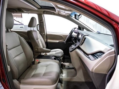 Used 2017 Toyota Sienna XLE Premium image 34