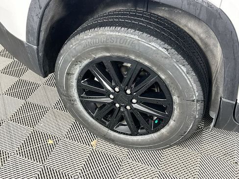 Used 2023 Chevrolet Traverse LT image 41