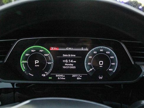 Used 2022 Audi e-tron Premium w/ Convenience Plus Package image 24