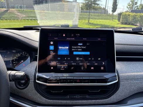 Used 2024 Jeep Compass Latitude image 28