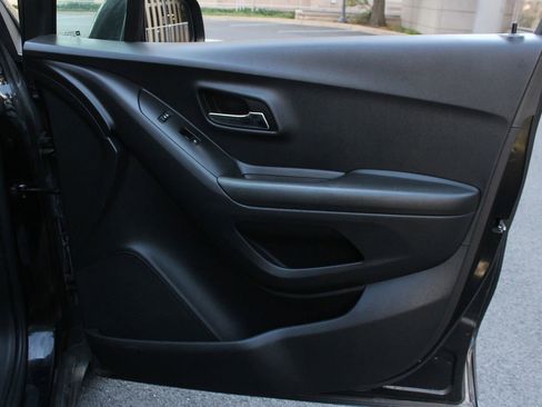 Used 2021 Chevrolet Trax LS w/ Tint and Cruise Package FWD image 27