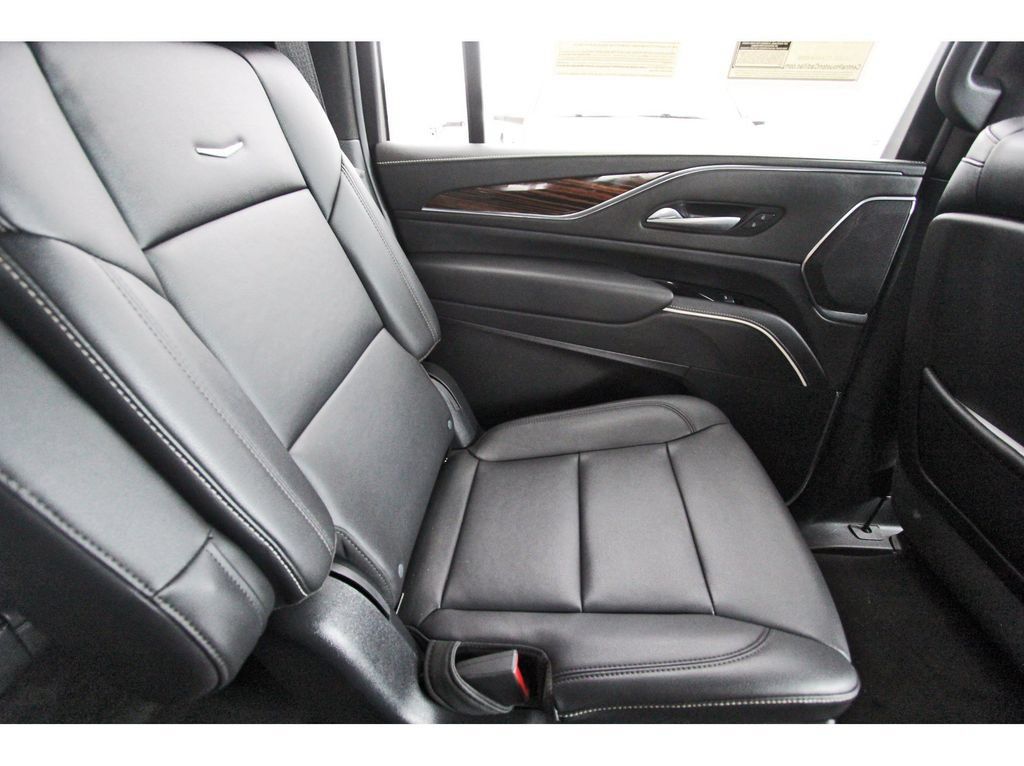 Used 2024 Cadillac Escalade ESV Luxury RWD image 11