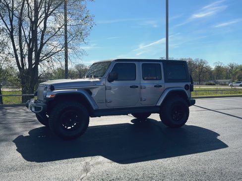 Used 2020 Jeep Wrangler Unlimited Sahara AWD/4WD image 7