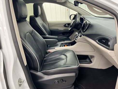 Used 2023 Chrysler Pacifica Limited FWD image 23