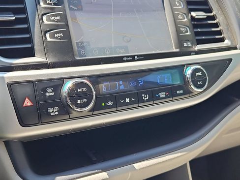 Used 2015 Toyota Highlander XLE AWD/4WD image 25