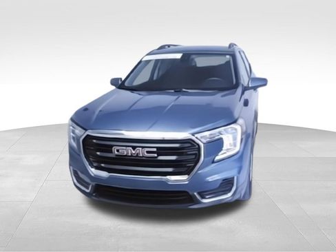 Used 2024 GMC Terrain SLE w/ Driver Convenience Package FWD image 3