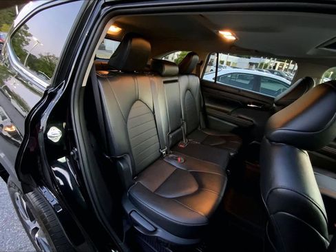 Used 2022 Toyota Highlander XLE AWD/4WD image 19