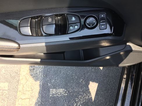 Used 2024 Nissan Altima 2.5 SR FWD image 8