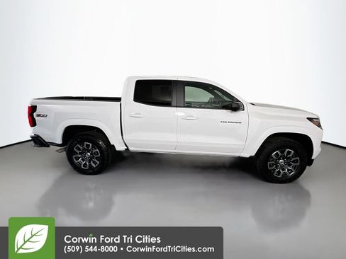 Used 2025 Chevrolet Colorado Z71 w/ Technology Package AWD/4WD image 18