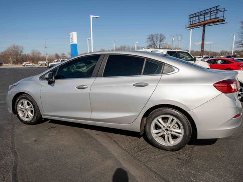 Used 2018 Chevrolet Cruze LT w/ Convenience Package image 4