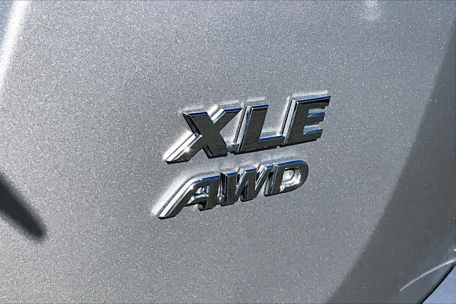 Used 2018 Toyota RAV4 XLE AWD/4WD image 9