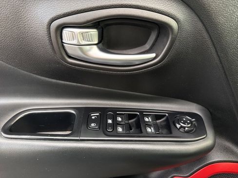 Used 2017 Jeep Renegade Trailhawk w/ Premium Trailhawk Package image 13