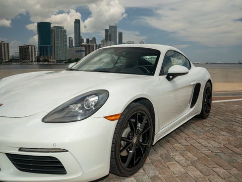 Used 2018 Porsche 718 Cayman RWD image 8
