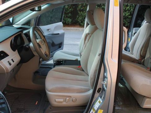 Used 2013 Toyota Sienna LE FWD image 10