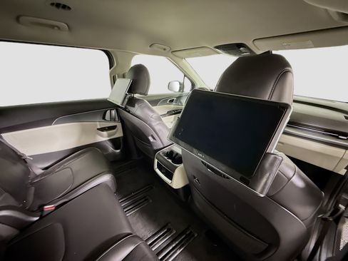 Used 2023 Kia Carnival LX FWD image 42