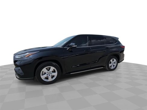 Used 2022 Toyota Highlander L FWD image 4