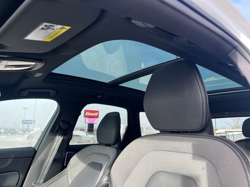 Used 2022 Volvo XC60 B6 R-Design image 29