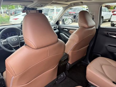 Used 2025 Toyota Highlander Limited AWD/4WD image 25
