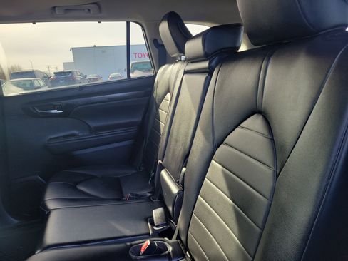 Used 2022 Toyota Highlander XLE image 9