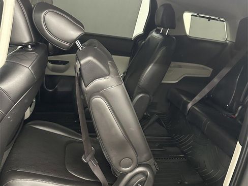 Used 2022 Kia Carnival EX image 27