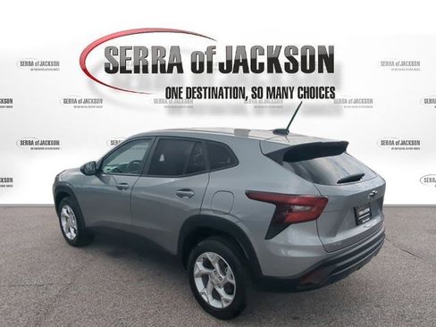 Used 2024 Chevrolet Trax LS w/ LS Convenience Package FWD image 7