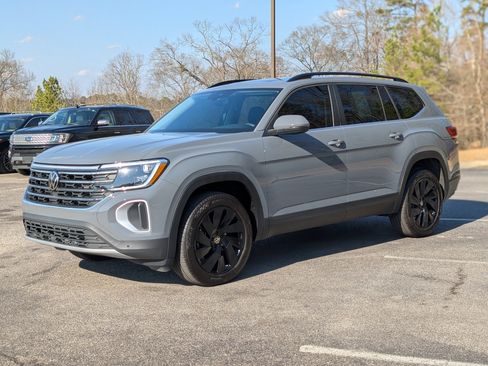 Used 2025 Volkswagen Atlas SE w/ Panoramic Sunroof Package image 5