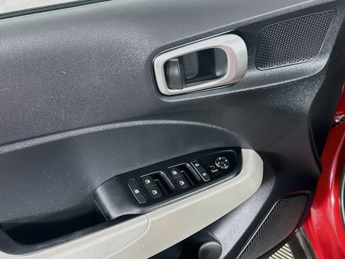 Used 2025 Hyundai Venue SEL FWD image 15