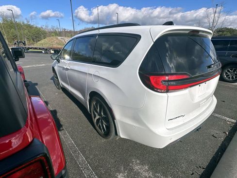 Certified 2024 Chrysler Pacifica Limited w/ S Appearance Package image 6