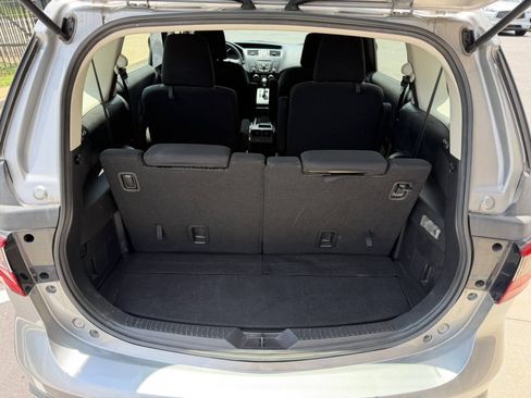 Used 2012 MAZDA MAZDA5 Touring w/ Moonroof & Audio Pkg FWD image 12