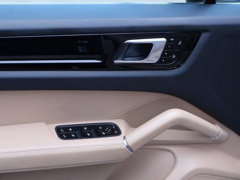 Used 2020 Porsche Cayenne image 23