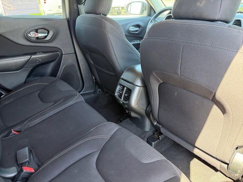 Used 2015 Jeep Cherokee Latitude FWD image 16