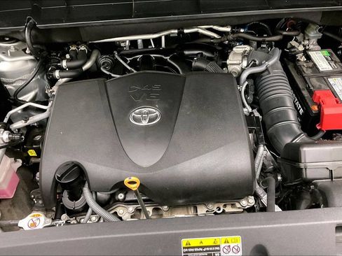 Used 2022 Toyota Highlander XLE AWD/4WD image 25