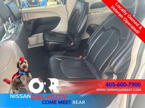 Used 2023 Chrysler Pacifica Touring-L FWD image 11