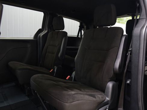 Used 2018 Dodge Grand Caravan SE FWD image 16