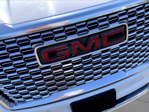 Used 2021 GMC Yukon Denali w/ Denali Ultimate Package AWD/4WD image 30