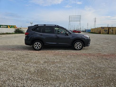 Used 2023 Subaru Forester Premium image 8