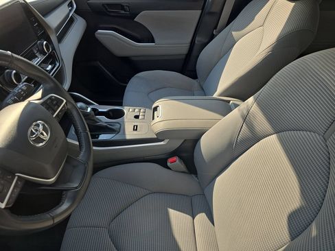 Used 2023 Toyota Highlander LE FWD image 17