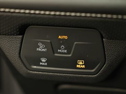 Used 2025 Volkswagen Atlas Cross Sport SE AWD/4WD image 19