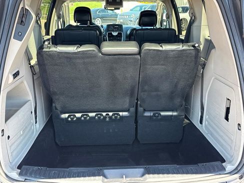 Used 2014 Chrysler Town & Country Touring-L FWD image 5