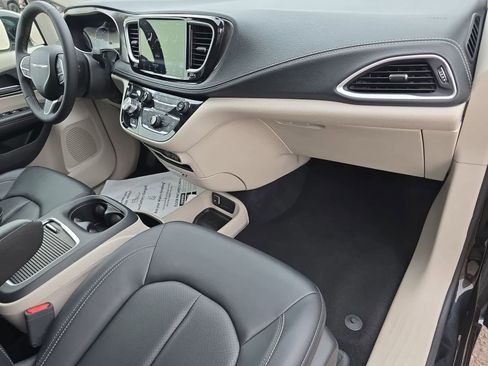 Used 2024 Chrysler Pacifica Limited FWD image 11