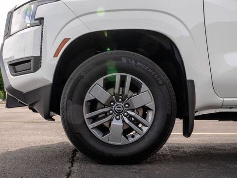 Used 2025 Nissan Frontier SV AWD/4WD image 10