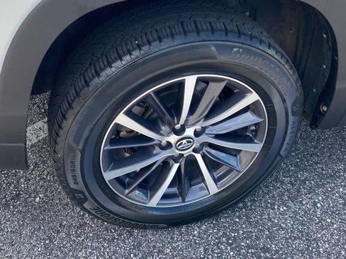 Used 2019 Toyota Highlander SE image 13