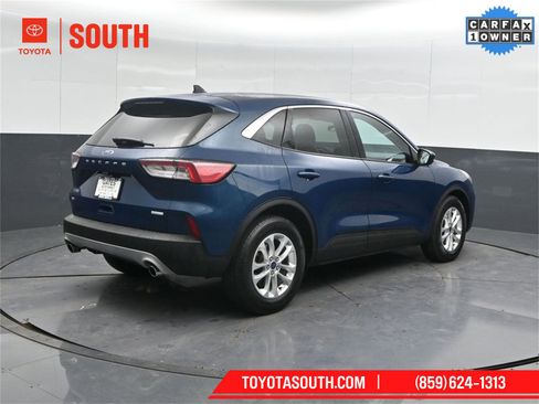 Used 2020 Ford Escape SE image 2