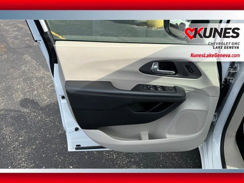 Used 2024 Chrysler Pacifica Touring-L FWD image 13