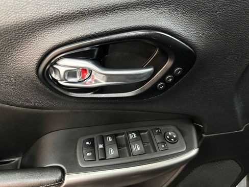 Used 2022 Jeep Cherokee Limited AWD/4WD image 18