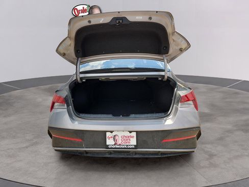 Used 2024 Hyundai Elantra SEL FWD image 9
