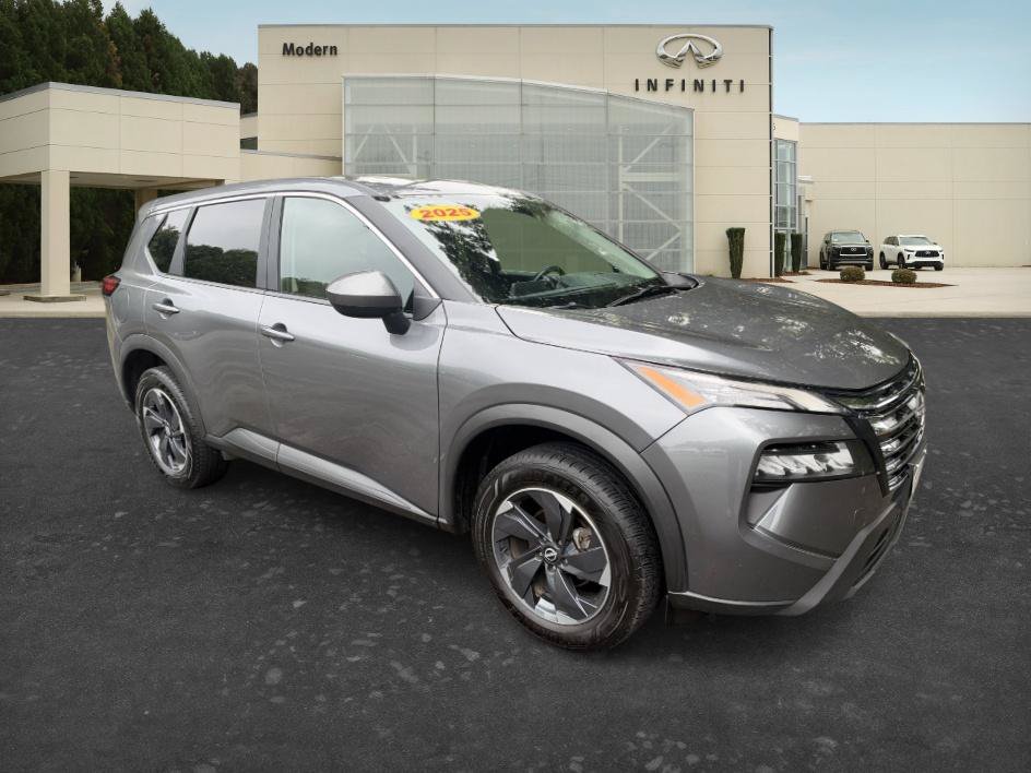 Used 2025 Nissan Rogue SV AWD/4WD image 3